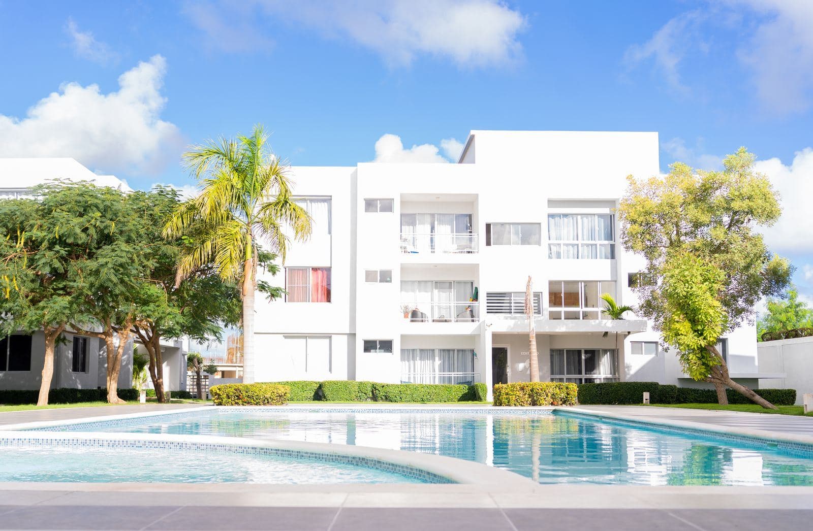 Edificio de departamentos con alberca en la Riviera Maya