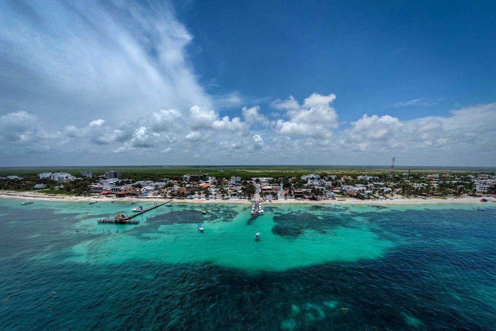 Vista aérea del muelle y la costa de Puerto Morelos